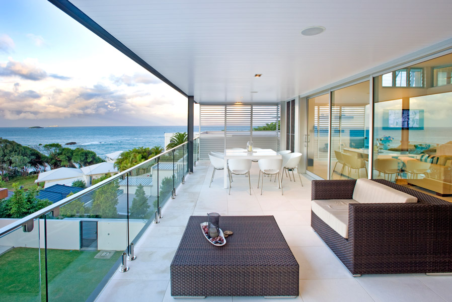 feature_22_gallery_three_colour